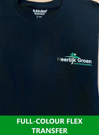 MEERKLEURIGE BEDRUKKING OP DE RECHTERBORST